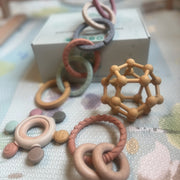 Biteleker som lindrer kløe i gaveeske 4 populære biteleker fra Little Climby