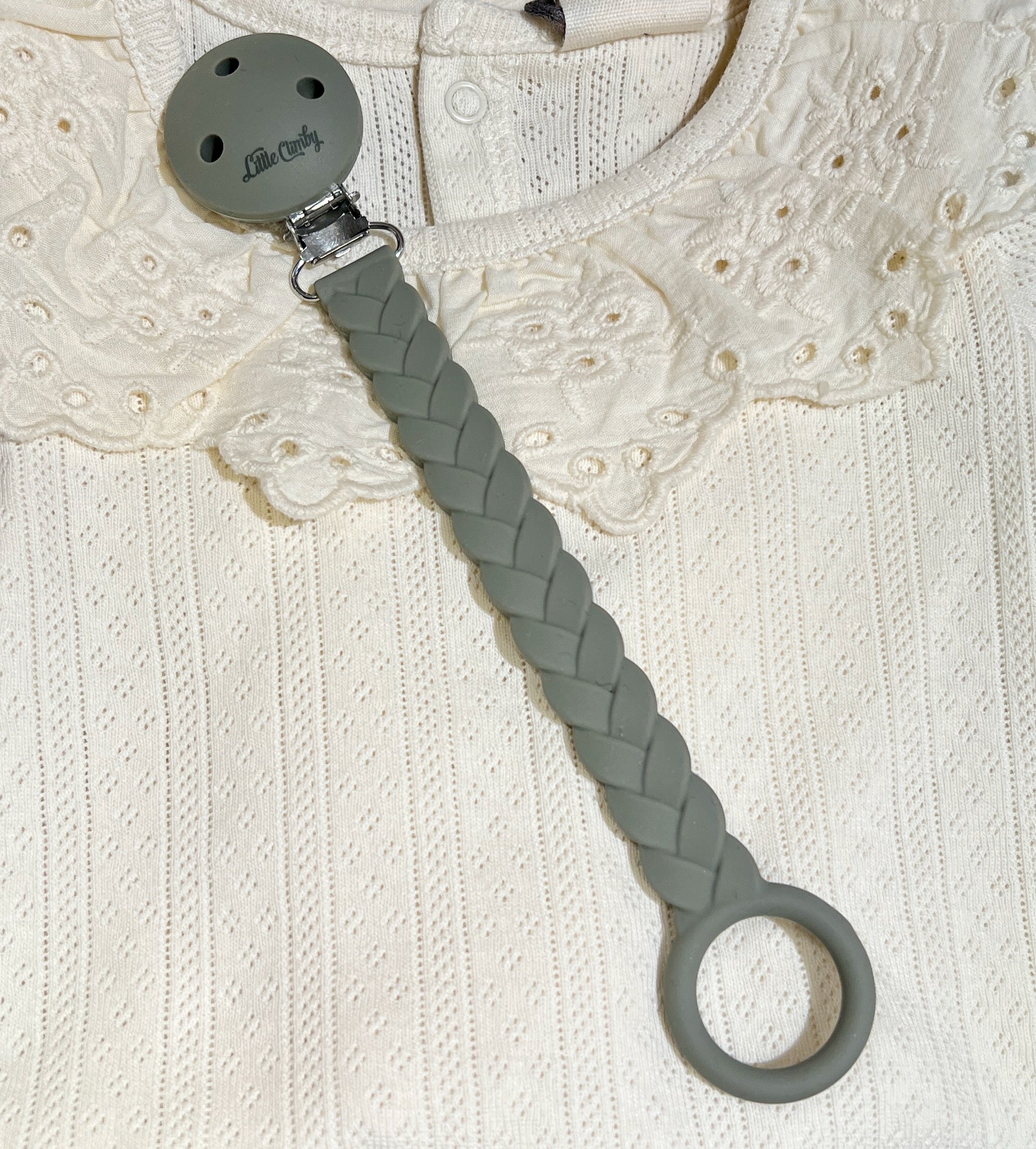 Smokkesnor som holder smokk på plass i nydelig design fra Little Climby farge grønn/grå