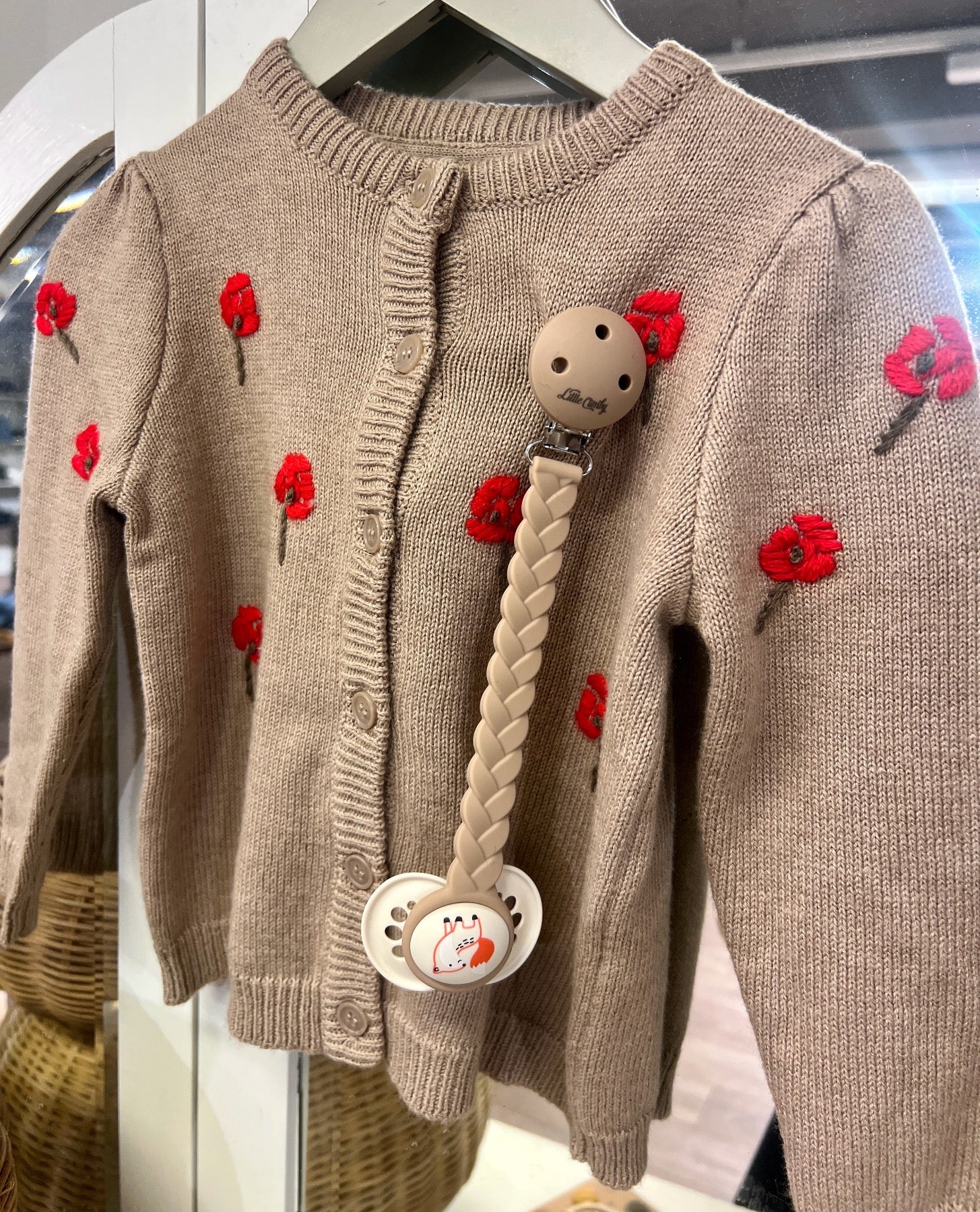 Smokkesnor som holder smokken på plass i nydelig design fra Little Climby