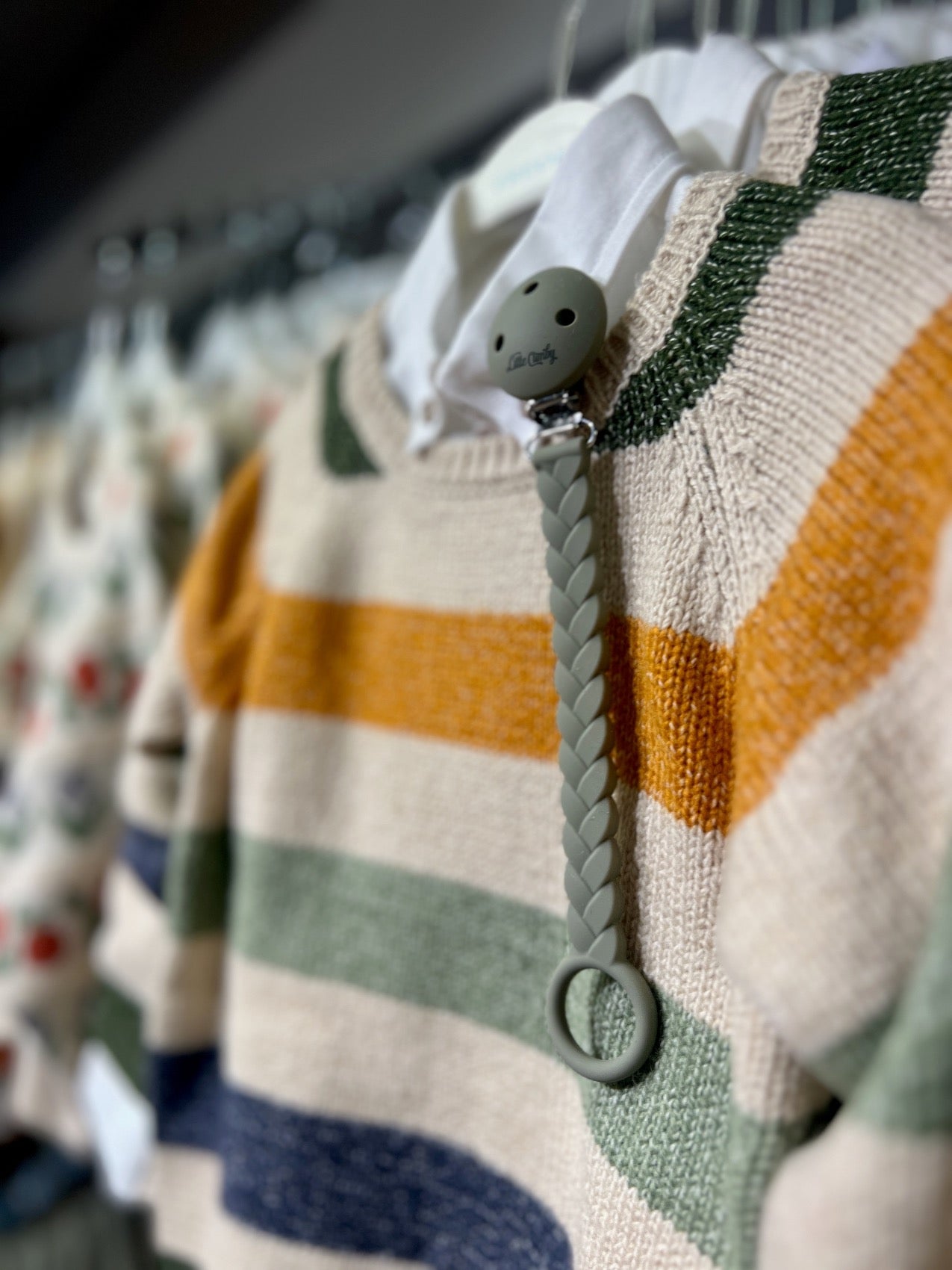 Smokkesnor som holder smokken på plass nydelig design fra Little Climby grønn