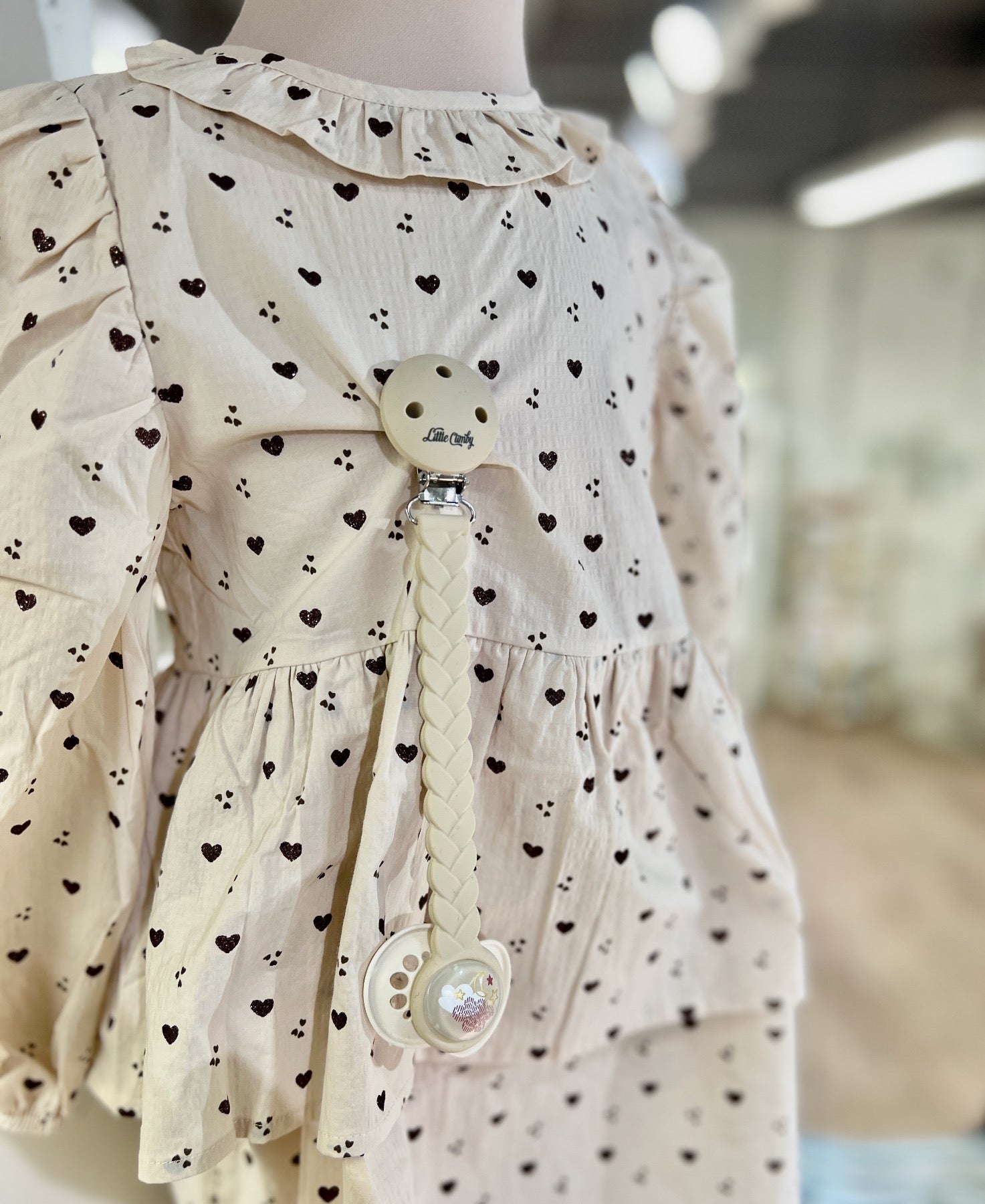 Smokkesnor som holder smokken på plass i nydelig design fra Little Climby lys beige