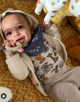 Biteleke, gripeleke, pedagogiske leker, stimulerende leker, lindrer såre gommer, Nord Bitestjerne, Little Climby, nordisk design, nyhet leker, stimulere finmotorikk, stimulere sanser, fargelære barn, gave baby, barsel, aktivitetsleke, leke silikon, treleker, sårt tannkjøtt, kløe i tenner, kvalitetsleker, bærekraftige leker, trendy leker, nye leker, trygge leker, leker til babygym, leke bilstol , leke vippestol, leke vogn