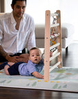 Babygym som vokser med barnet og hjelper barnet opp og stå i trygge rammer