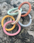 Biteleke, gripeleke, bitering, biterangle, leke med lyd, pedagogiske leker, stimulerende leker, lindrer såre gommer, Øst multifunksjonsringer , Little Climby, nordisk design, nyhet leker, stimulere finmotorikk, stimulere sanser, fargelære barn, gave baby, barsel, aktivitetsleke, leke silikon, treleker, sårt tannkjøtt, kløe i tenner, kvalitetsleker, bærekraftige leker, trendy leker, nye leker, trygge leker, leker til babygym, leke bilstol , leke vippestol, leke vogn, bærekraftige leker, øye hånd motorikk