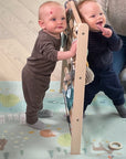 Babygym som hjelper barnet opp å stå . Babygym som stimulerer barnets fin og grovmotorikk
