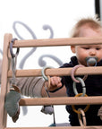 Babygym som stimulerer barnets motorikk og sanser. Babygym som også er aktivitetsstativ