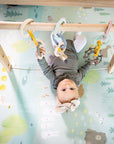 Babygym som også kan brukes som aktivitetsstativ. Nydelig lekematte og babyleker som også er biteleker følger med . Herlig , trygg lekeplass til hjemmet