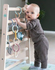 Babygym som hjelper barnet opp og stå. Tind aktivitetspakke fra Little Climby 