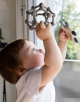Biteleke, gripeleke, bitering, biterangle, leke med lyd, pedagogiske leker, stimulerende leker, lindrer såre gommer, Vest Sanseball , Little Climby, nordisk design, nyhet leker, stimulere finmotorikk, stimulere sanser, fargelære barn, gave baby, barsel, aktivitetsleke, leke silikon, treleker, sårt tannkjøtt, kløe i tenner, kvalitetsleker, bærekraftige leker, trendy leker, nye leker, trygge leker, leker til babygym, leke bilstol , leke vippestol, leke vogn, bærekraftige leker, øye hånd motorikk
