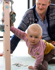 Babygym som stimulerer barnets utvikling på en trygg og rintig måte. Babygymen er en fin altivitet å h sammen med barnet