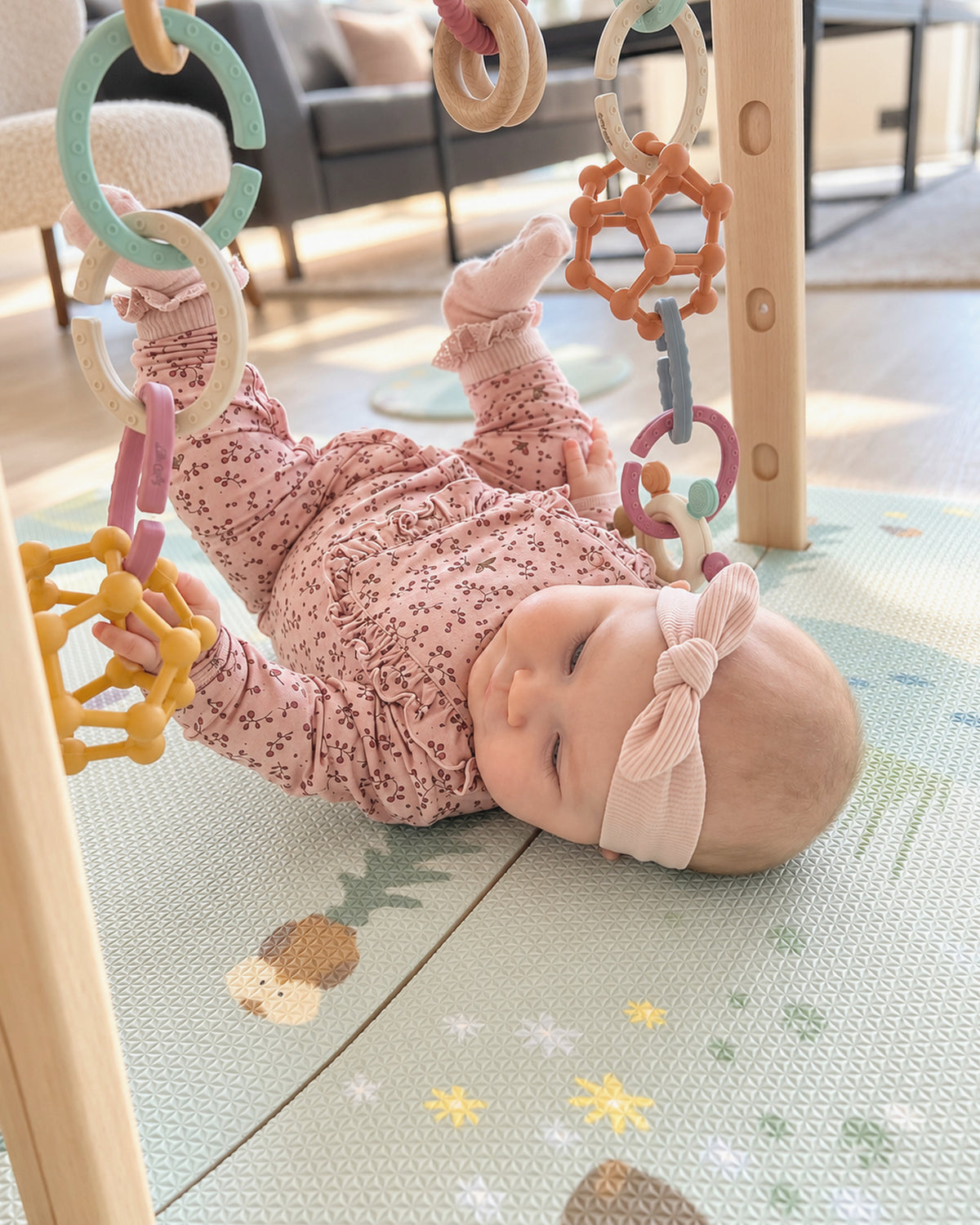 Babygym montessori norsk som vokser med barnet og bygges enkelt om tik aktivitetsstativ. Praktisk pakke med alt babyen trenger til tidligstimuli i en pakke som inneholder lekmatte i dempende minneskum, fire babygymleker og biteleker i en og praktisk liten sittepute. Babyleker i svært høy kvalitet og norsk design. Gifftfrie og trygge babyprodukter 