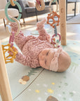Babygym montessori norsk som vokser med barnet og bygges enkelt om tik aktivitetsstativ. Praktisk pakke med alt babyen trenger til tidligstimuli i en pakke som inneholder lekmatte i dempende minneskum, fire babygymleker og biteleker i en og praktisk liten sittepute. Babyleker i svært høy kvalitet og norsk design. Gifftfrie og trygge babyprodukter 