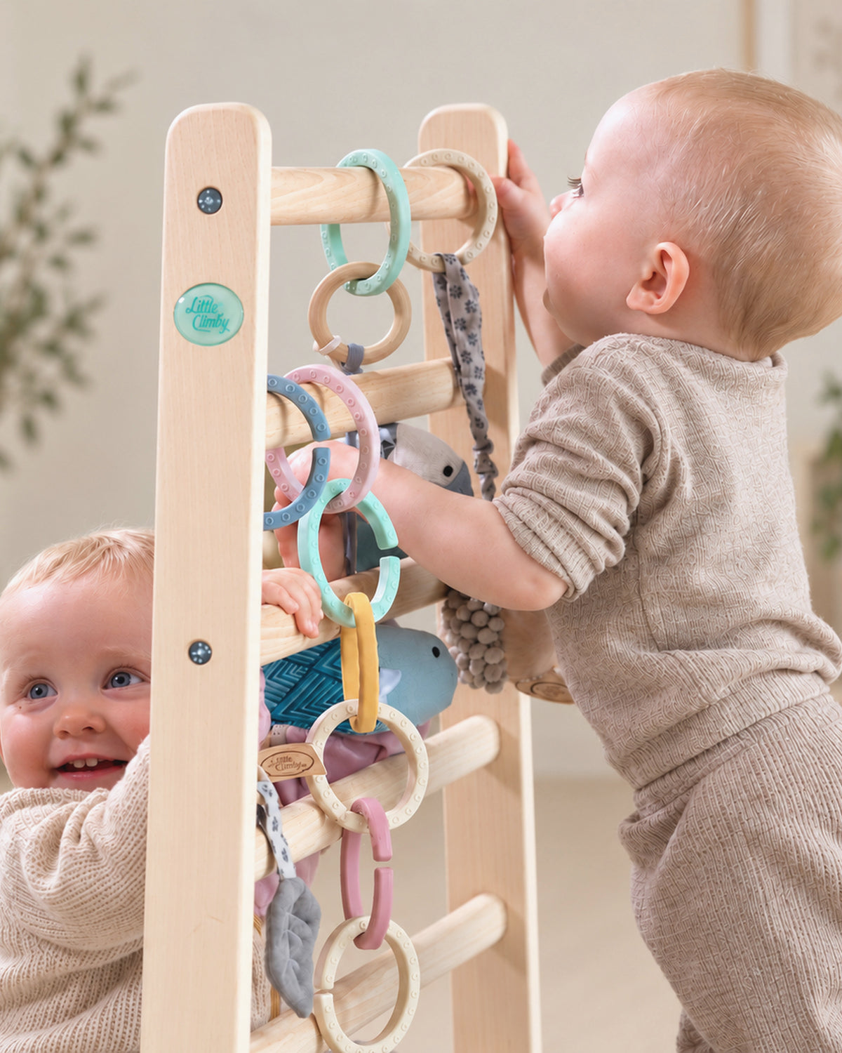 Babygym montessori norsk som vokser med barnet og bygges enkelt om tik aktivitetsstativ. Praktisk pakke med alt babyen trenger til tidligstimuli i en pakke som inneholder lekmatte i dempende minneskum, fire babygymleker og biteleker i en og praktisk liten sittepute. Babyleker i svært høy kvalitet og norsk design. Gifftfrie og trygge babyprodukter 