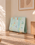 Babygym montessori norsk som vokser med barnet og bygges enkelt om tik aktivitetsstativ. Praktisk pakke med alt babyen trenger til tidligstimuli i en pakke som inneholder lekmatte i dempende minneskum, fire babygymleker og biteleker i en og praktisk liten sittepute. Babyleker i svært høy kvalitet og norsk design. Gifftfrie og trygge babyprodukter 