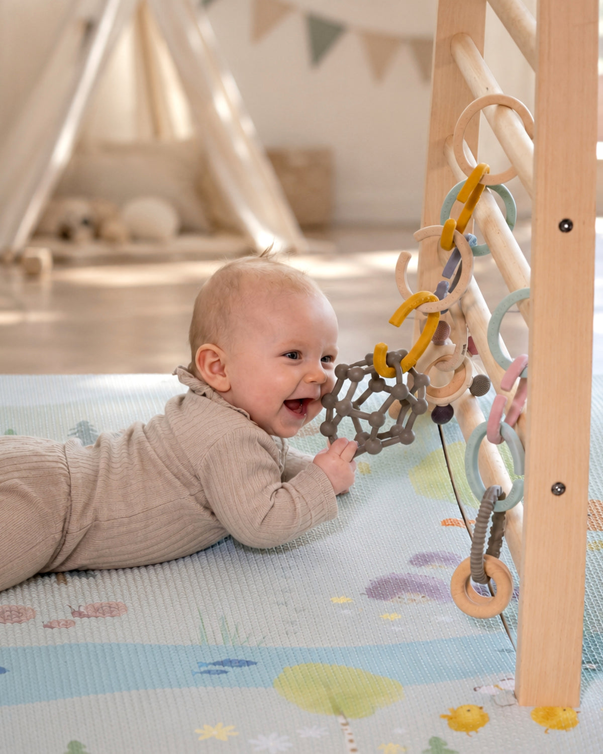 Babygym montessori norsk som vokser med barnet og bygges enkelt om tik aktivitetsstativ. Praktisk pakke med alt babyen trenger til tidligstimuli i en pakke som inneholder lekmatte i dempende minneskum, fire babygymleker og biteleker i en og praktisk liten sittepute. Babyleker i svært høy kvalitet og norsk design. Gifftfrie og trygge babyprodukter 