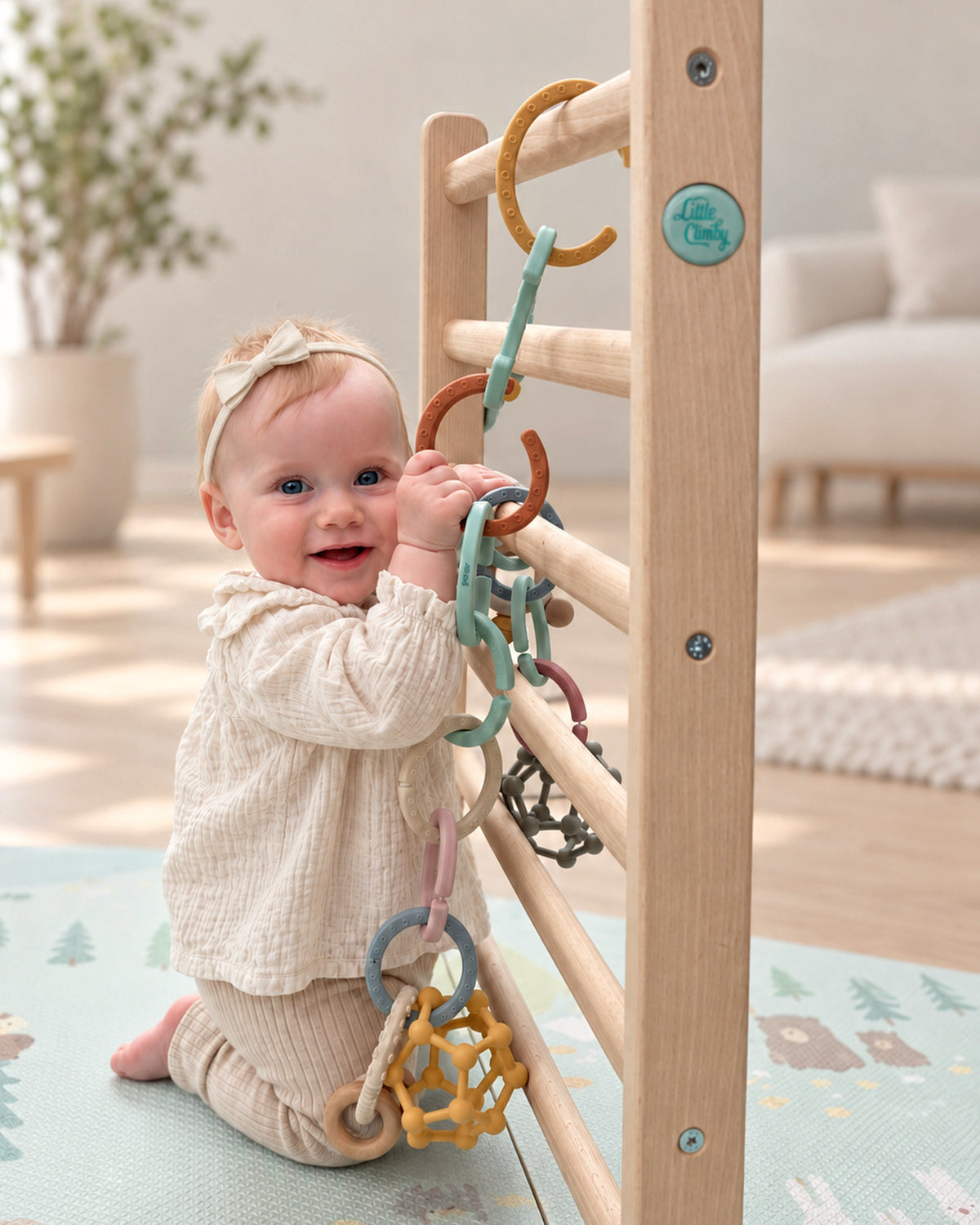 Babygym montessori norsk som vokser med barnet og bygges enkelt om tik aktivitetsstativ. Praktisk pakke med alt babyen trenger til tidligstimuli i en pakke som inneholder lekmatte i dempende minneskum, fire babygymleker og biteleker i en og praktisk liten sittepute. Babyleker i svært høy kvalitet og norsk design. Gifftfrie og trygge babyprodukter 