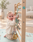 Babygym montessori norsk som vokser med barnet og bygges enkelt om tik aktivitetsstativ. Praktisk pakke med alt babyen trenger til tidligstimuli i en pakke som inneholder lekmatte i dempende minneskum, fire babygymleker og biteleker i en og praktisk liten sittepute. Babyleker i svært høy kvalitet og norsk design. Gifftfrie og trygge babyprodukter 