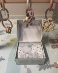 Biteleker fra Little Climby i flott gaveeske med fire aktivitetsleker og biteleker i nydelige farger 