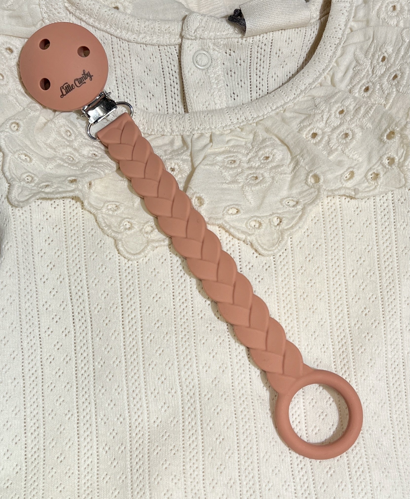 Smykkesnor som holder smokken på plass og er god å bite i. Nydelig design fra Little Climby i aprikos farge 