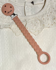 Smykkesnor som holder smokken på plass og er god å bite i. Nydelig design fra Little Climby i aprikos farge 