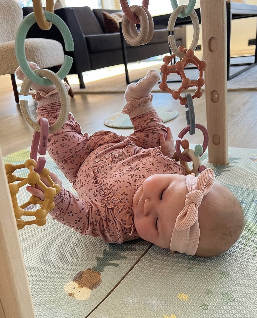 Babygym som vokser med barnet med nydelig lekematte og populære leker 