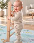 Babygym montessori norsk som vokser med barnet og bygges enkelt om tik aktivitetsstativ. Praktisk pakke med alt babyen trenger til tidligstimuli i en pakke som inneholder lekmatte i dempende minneskum, fire babygymleker og biteleker i en og praktisk liten sittepute. Babyleker i svært høy kvalitet og norsk design. Giftfrie og trygge babyprodukter