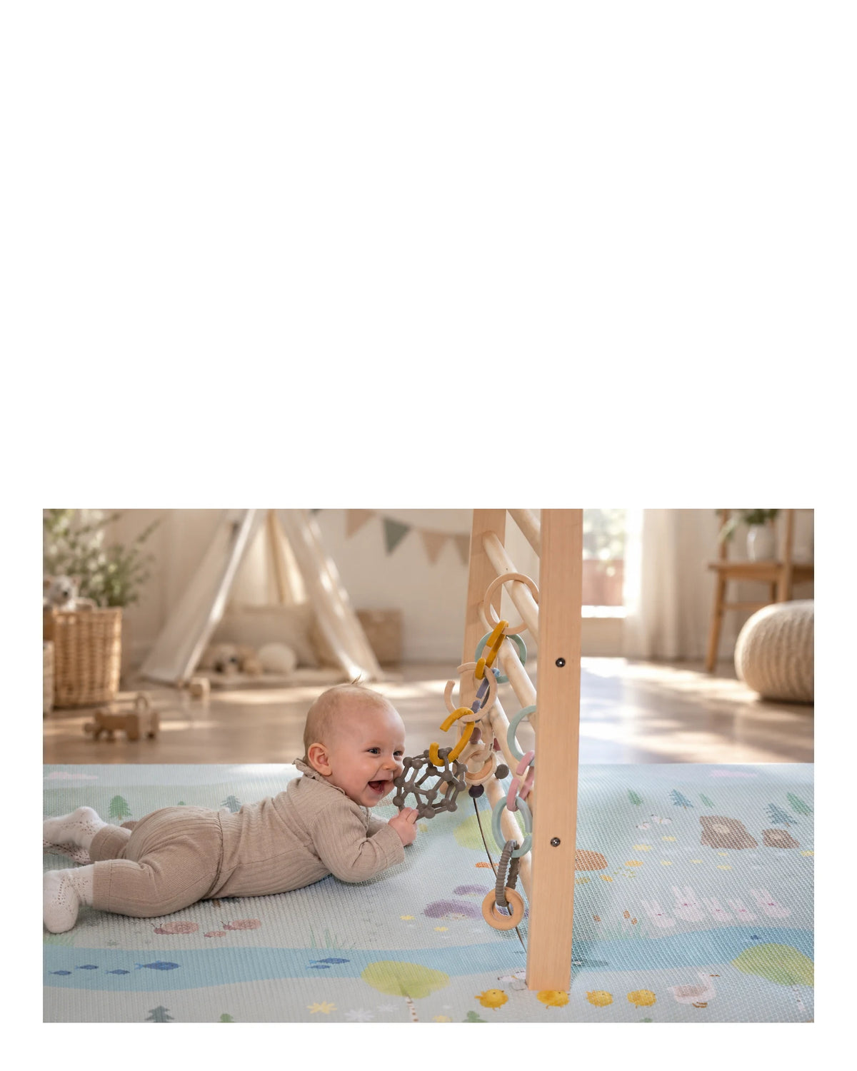 Babygym som vokser med barnet. Tind aktivitetspakke fra Little Clmby er en norsk babygym og aktivitetsstativ i ett kommer i en praktisk start pakke med babygym stativ som enkelt bygges om, stor, dempende lekematte i nydelig norsk design, fire aktivitetsleker og biteleker i ett, liten, praktisk sittepute er også inkludert