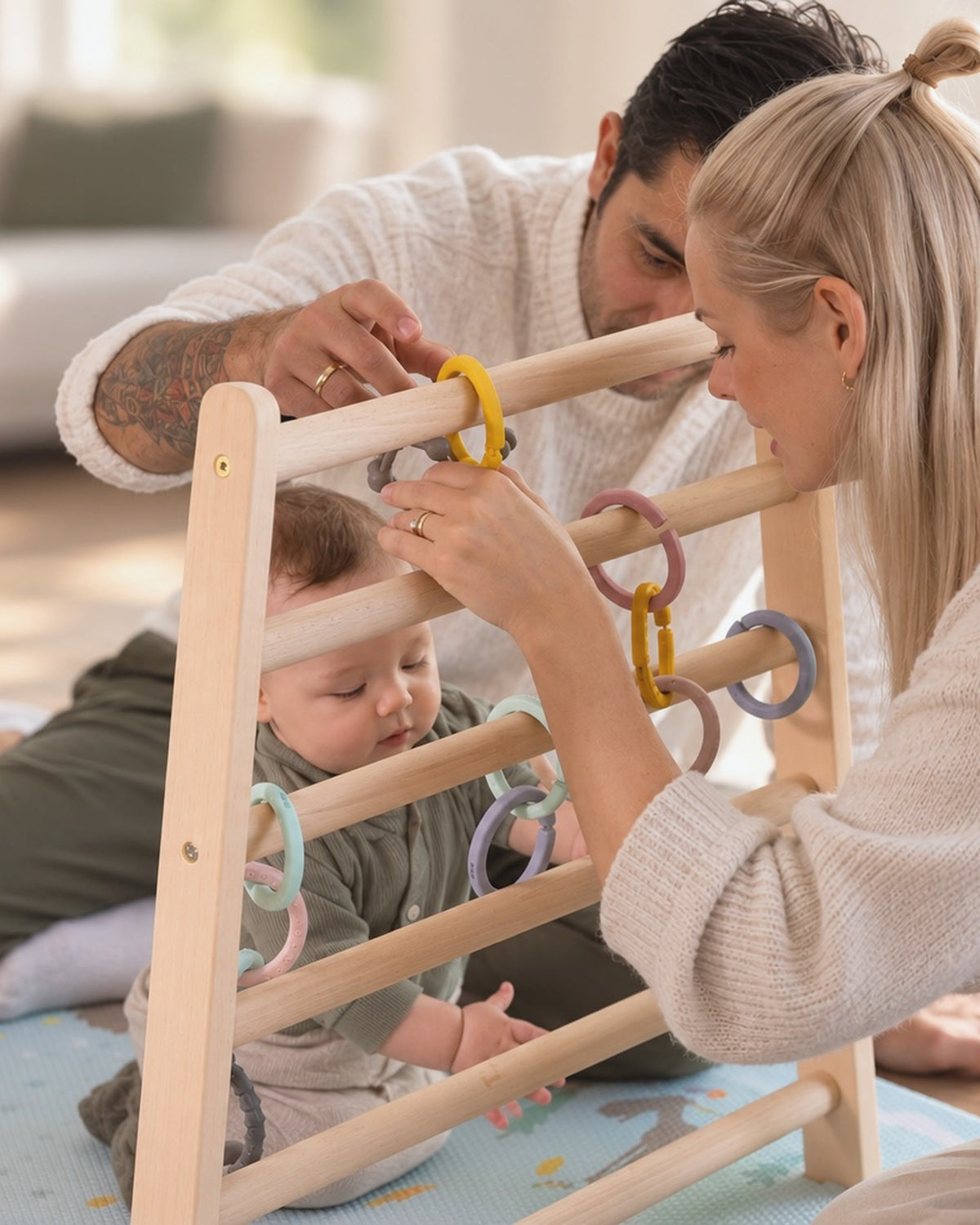 Babygym montessori norsk som vokser med barnet og bygges enkelt om tik aktivitetsstativ. Praktisk pakke med alt babyen trenger til tidligstimuli i en pakke som inneholder lekmatte i dempende minneskum, fire babygymleker og biteleker i en og praktisk liten sittepute. Babyleker i svært høy kvalitet og norsk design. Gifftfrie og trygge babyprodukter. Tind aktivitetspakke 