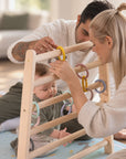 Babygym montessori norsk som vokser med barnet og bygges enkelt om tik aktivitetsstativ. Praktisk pakke med alt babyen trenger til tidligstimuli i en pakke som inneholder lekmatte i dempende minneskum, fire babygymleker og biteleker i en og praktisk liten sittepute. Babyleker i svært høy kvalitet og norsk design. Gifftfrie og trygge babyprodukter. Tind aktivitetspakke 