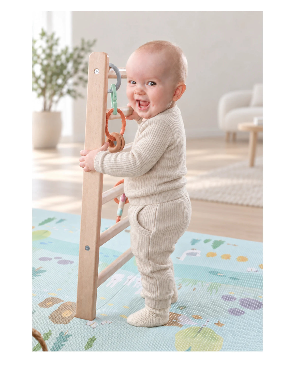 Babygym som vokser med barnet. Tind aktivitetspakke fra Little Clmby er en norsk babygym og aktivitetsstativ i ett kommer i en praktisk start pakke med babygym stativ som enkelt bygges om, stor, dempende lekematte i nydelig norsk design, fire aktivitetsleker og biteleker i ett, liten, praktisk sittepute er også inkludert