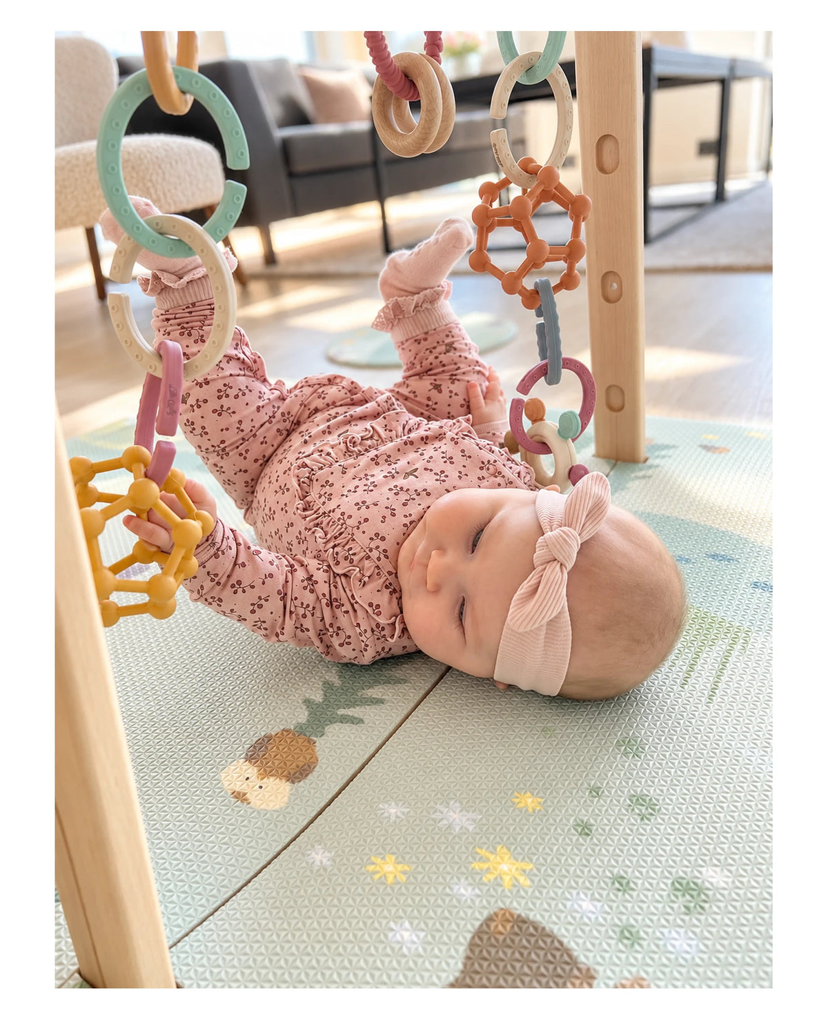 Babygym som vokser med barnet. Tind aktivitetspakke fra Little Clmby er en norsk babygym og aktivitetsstativ i ett kommer i en praktisk start pakke med babygym stativ som enkelt bygges om, stor, dempende lekematte i nydelig norsk design, fire aktivitetsleker og biteleker i ett, liten, praktisk sittepute er også inkludert