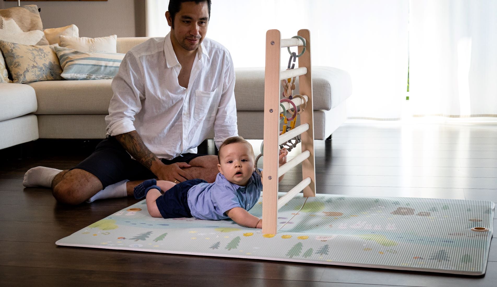 Babygym som vokser med barnet og hjelper barnet opp og stå i trygge rammer 