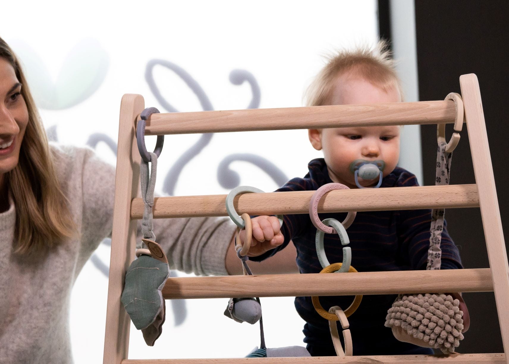 Babygym som stimulerer barnets motorikk og sanser. Babygym som også er aktivitetsstativ