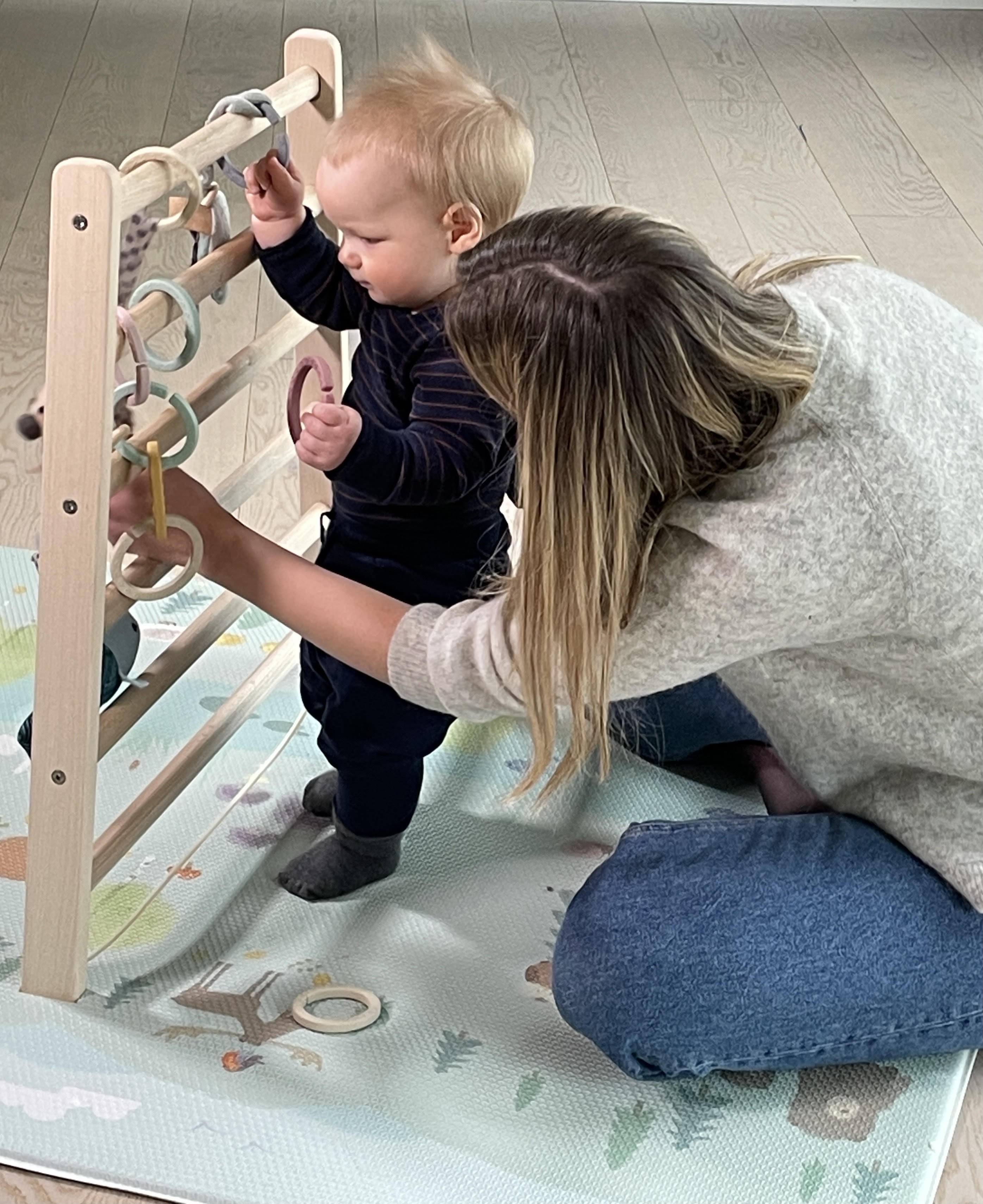 Babygym som er bærekraftig og som stimulerer babyens sanser og motorikk. Banygym som også hjelper barnet opp og stå 