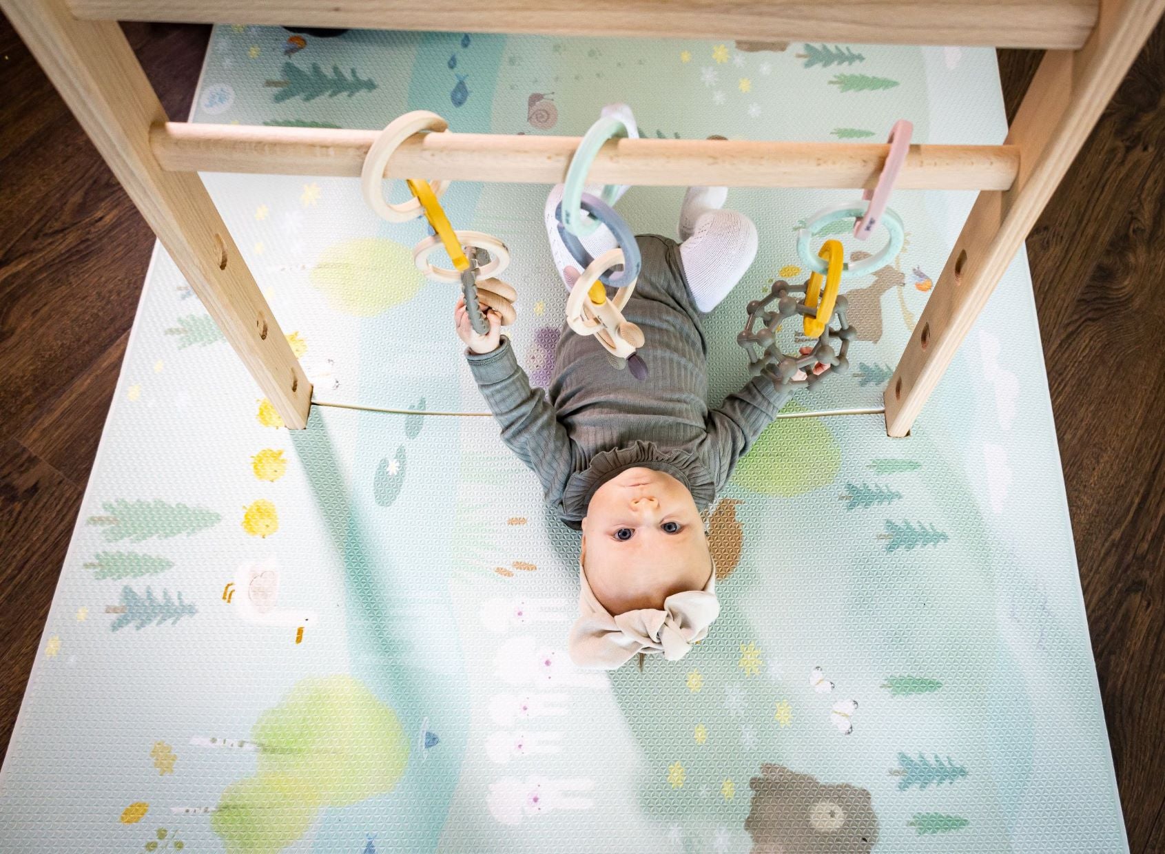 Babygym som også kan brukes som aktivitetsstativ. Nydelig lekematte og babyleker som også er biteleker følger med . Herlig , trygg lekeplass til hjemmet