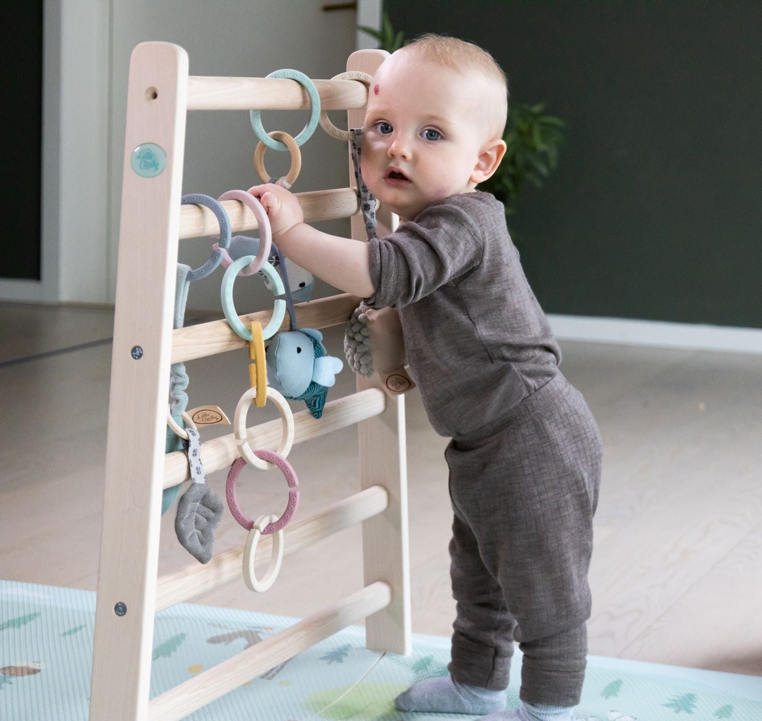 Babygym som hjelper barnet opp og stå. Tind aktivitetspakke fra Little Climby 