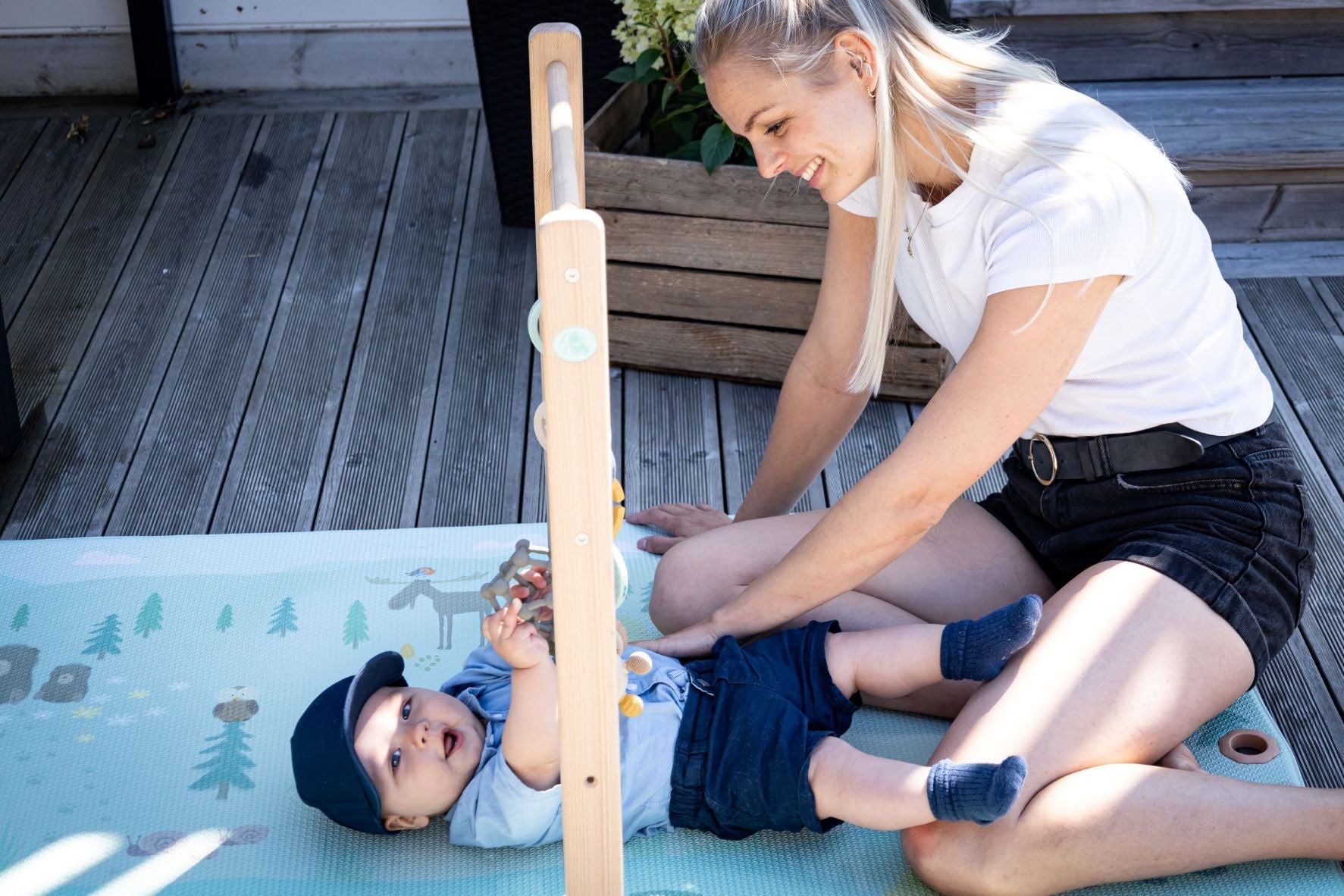 Babygym og aktivitetsstativ i ett! Lekematte og 4 leker følger med i pakken 