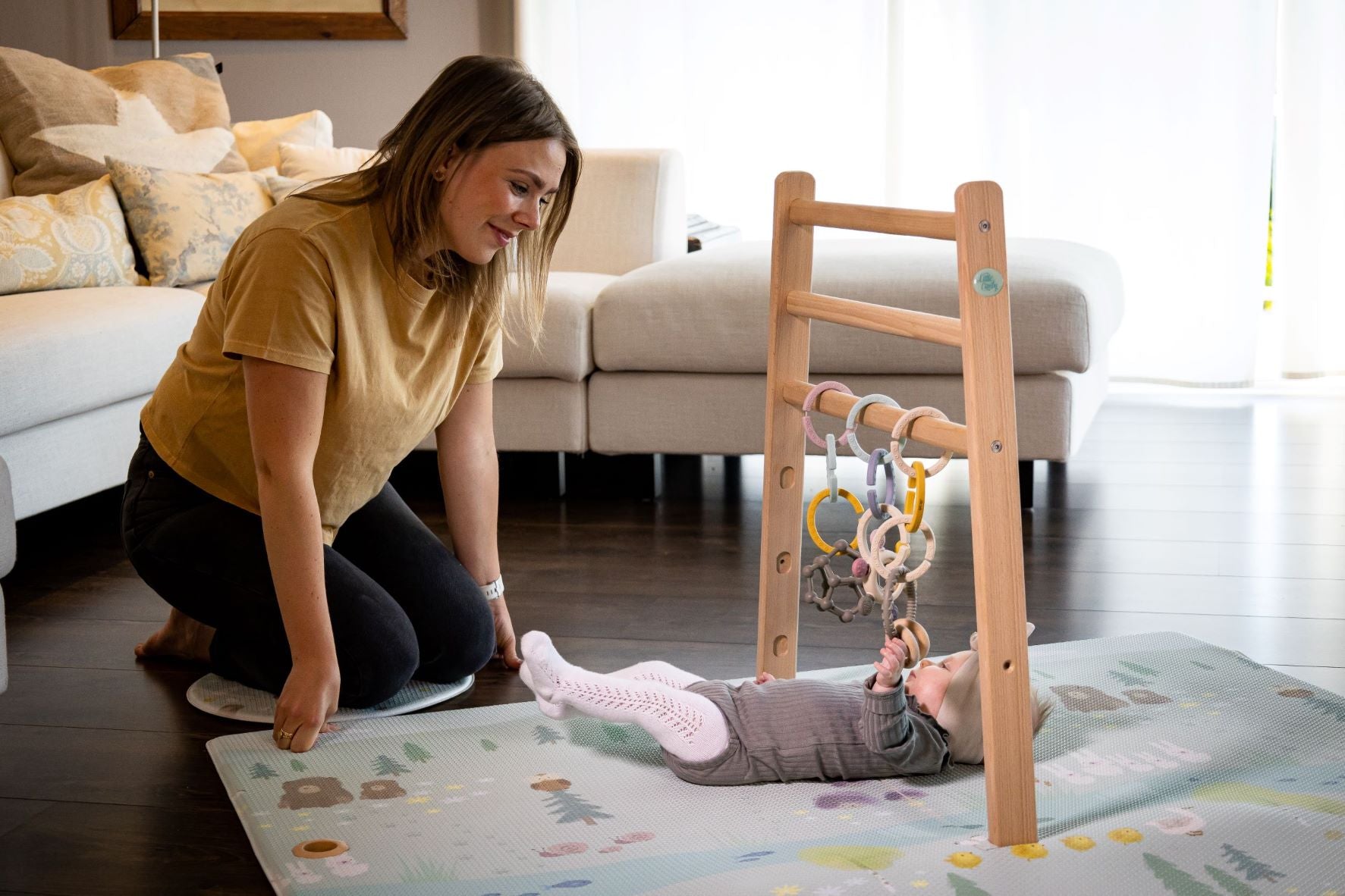 Babygym som stimulerer barnets fin og grovmotorikk. Hjelper barnet opp og stå 