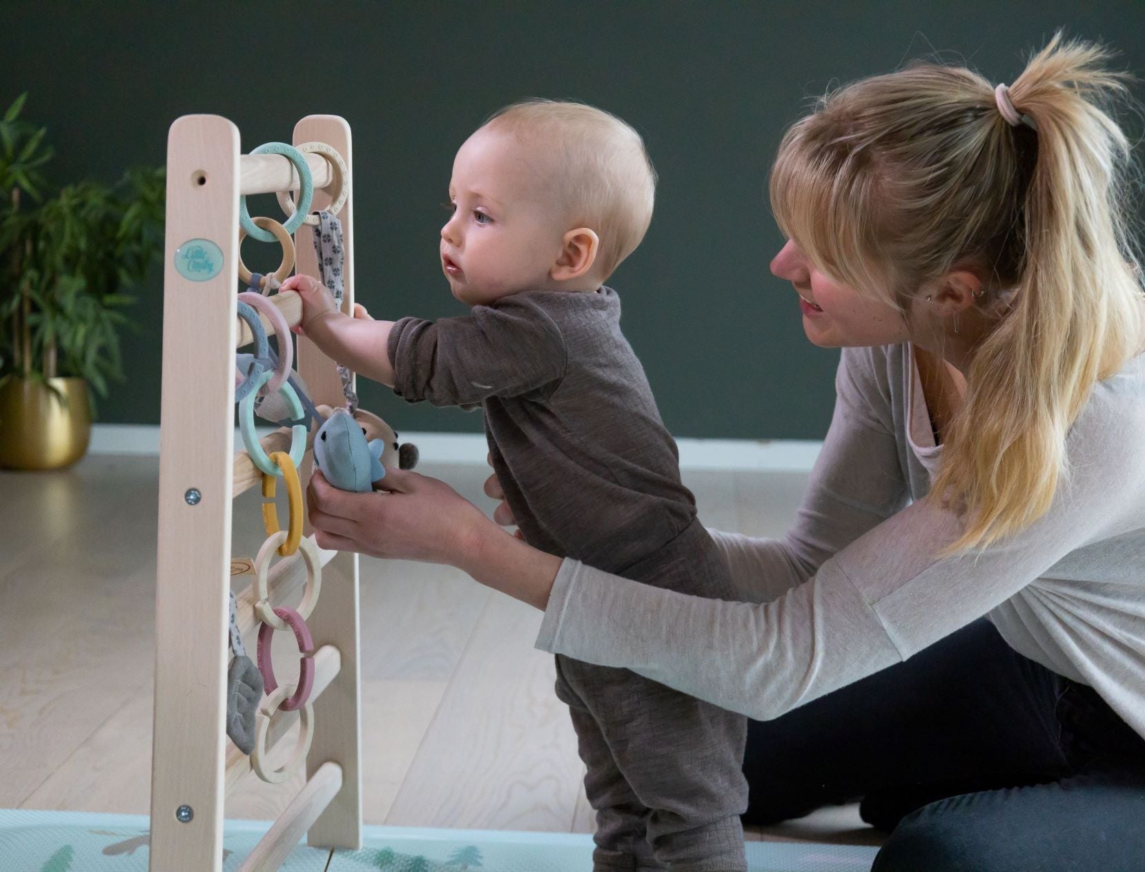 Babygym som vokser med barnet. Hjelper barnet opp og stå. Tind Aktivitesstativ stimulerer barnet utbikling. Lekematte i dempende spesialskum følger med