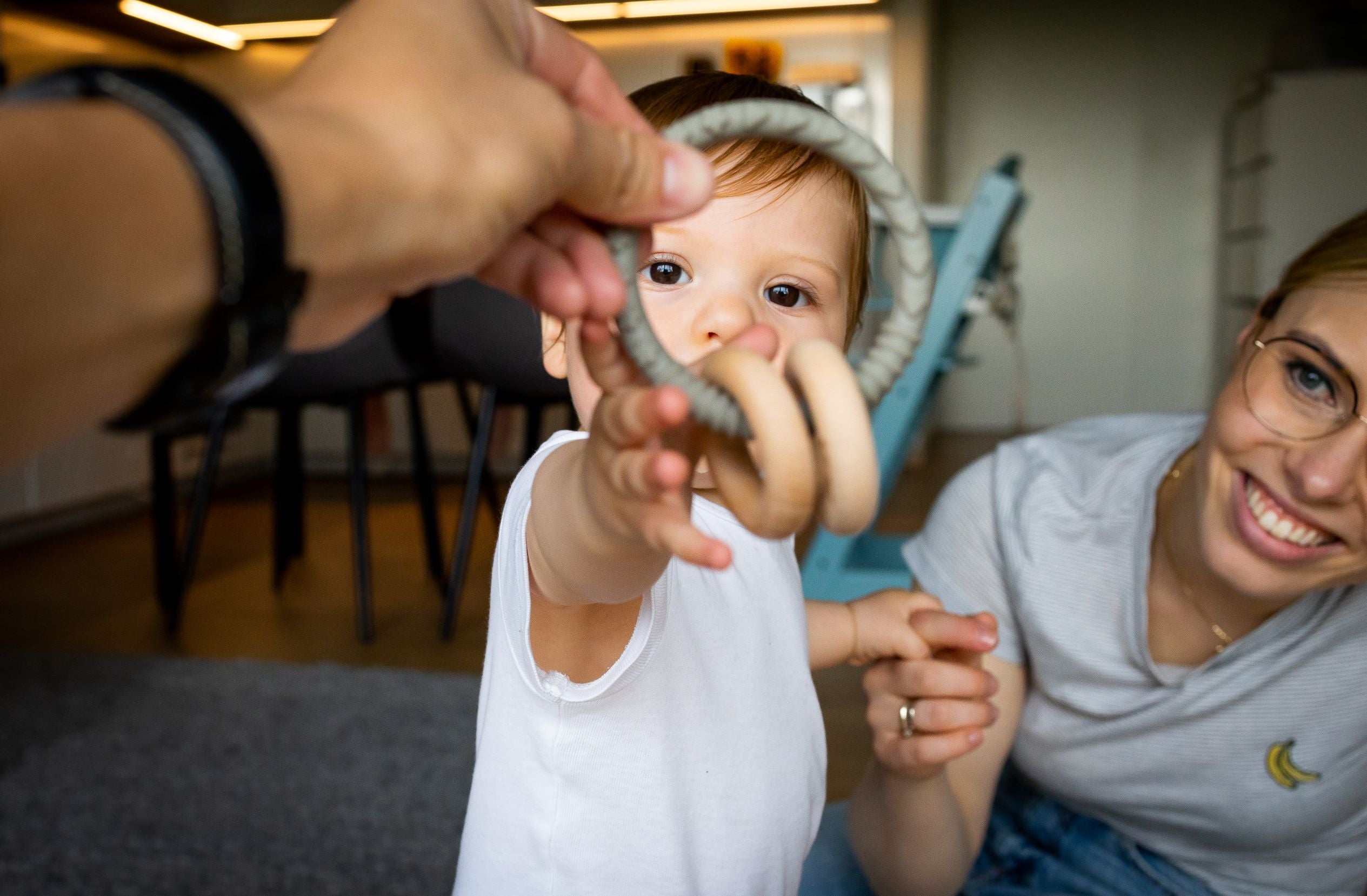 Biteleke, gripeleke, bitering, biterangle, leke med lyd, pedagogiske leker, stimulerende leker, lindrer såre gommer, Sør Griperangle, Little Climby, nordisk design, nyhet leker, stimulere finmotorikk, stimulere sanser, fargelære barn, gave baby, barsel, aktivitetsleke, leke silikon, treleker, sårt tannkjøtt, kløe i tenner, kvalitetsleker, bærekraftige leker, trendy leker, nye leker, trygge leker, leker til babygym, leke bilstol , leke vippestol, leke vogn, bærekraftige leker