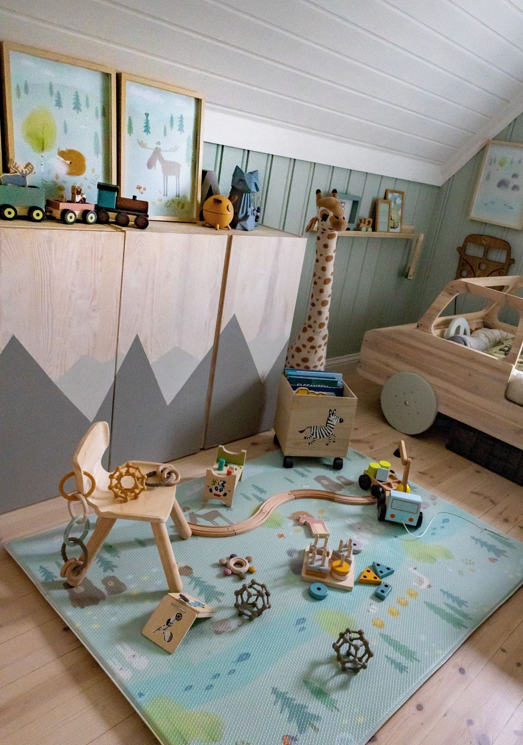 Kunst plakat barnerom, interiør, bilde barnerom,  Illustrasjon av den norske kunstneren Oscar Jansen. Motiv Elg,  Design Little Climby