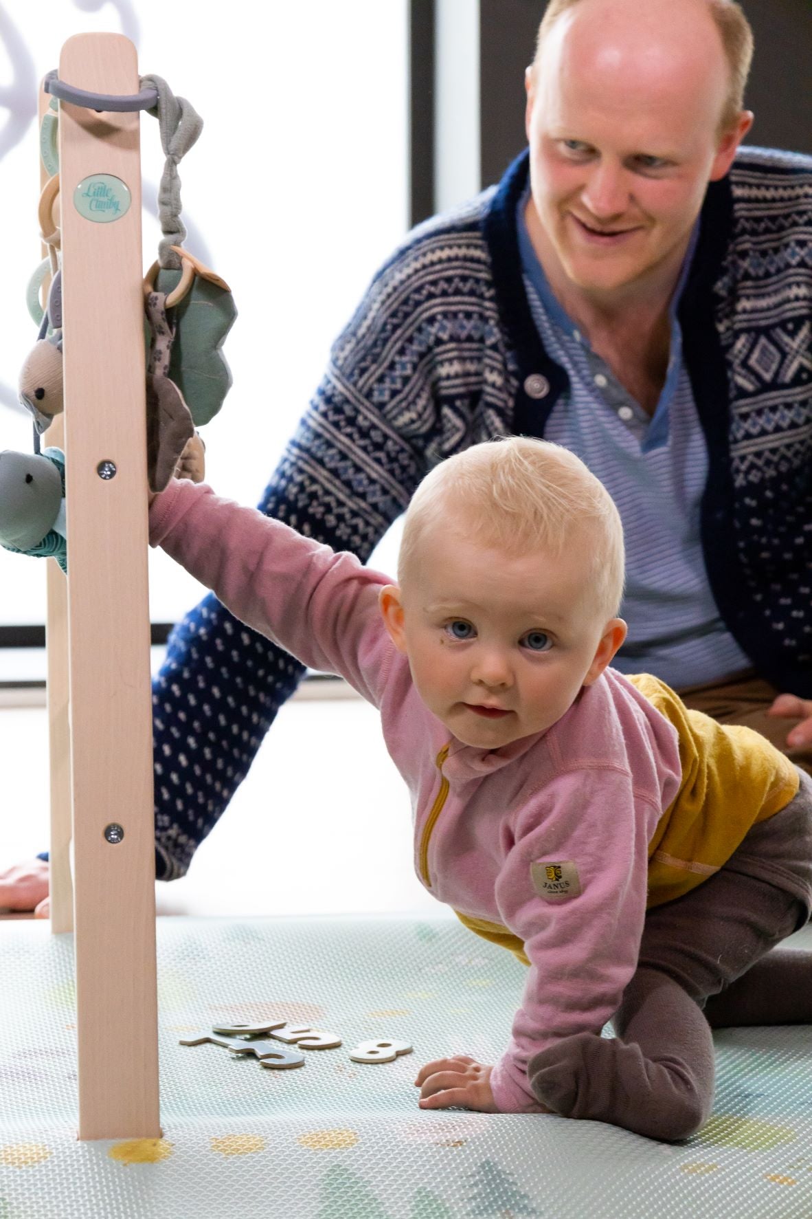 Babygym som stimulerer barnets utvikling på en trygg og rintig måte. Babygymen er en fin altivitet å h sammen med barnet